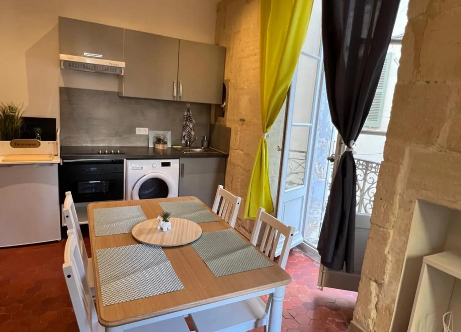 Appartement En Coeur De Ville Place Du Forum Arles 0*,  France
